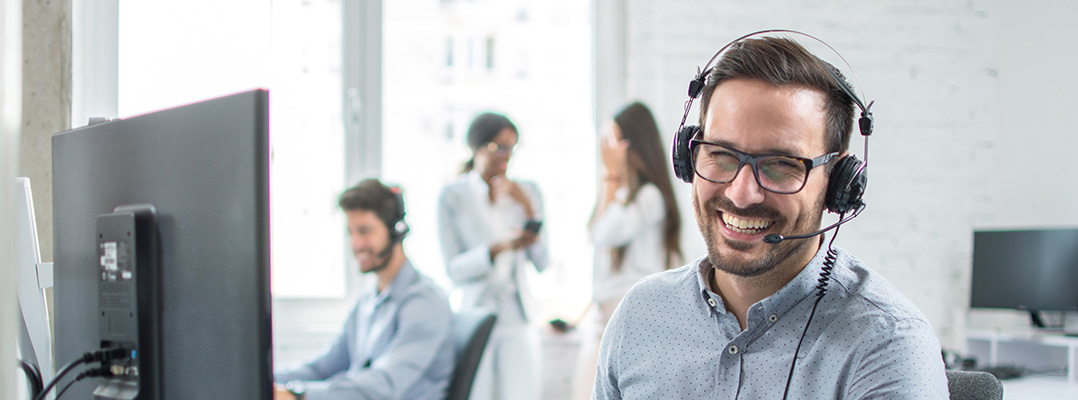 Homme avec casque à un bureau